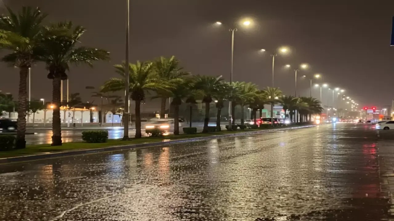 سيول يغمرون ينبع والمركز الوطني يرفع مستوى الإنذار الأحمر تحذيراً من مخاطر جمة